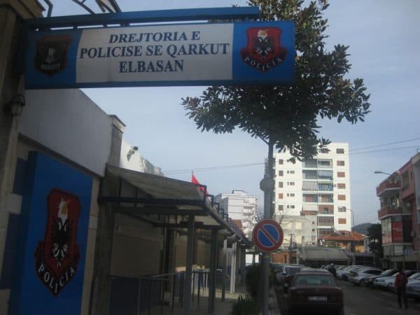 Një i moshuar gjendet i pajetë në banjot publike në Elbasan