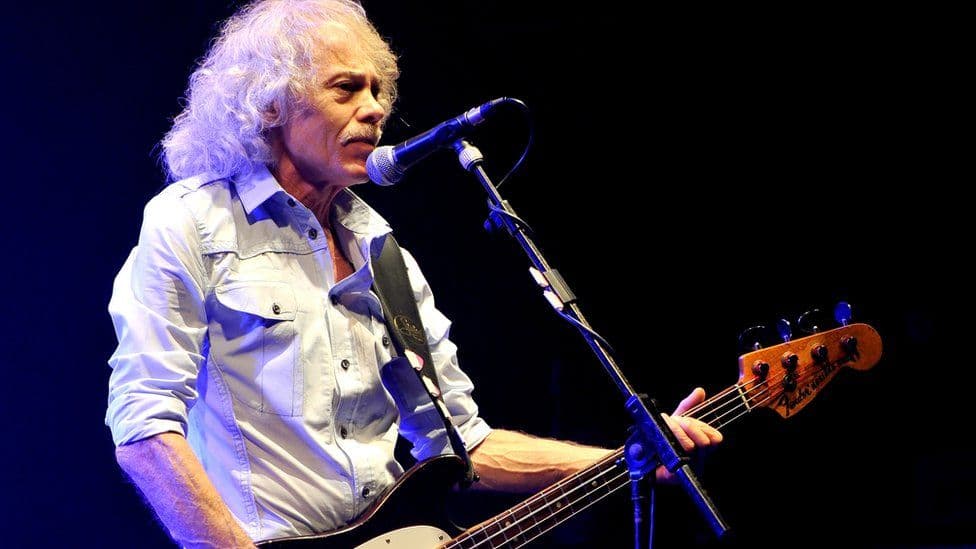 Ndërron jetë në moshën 72-vjeçare basisti i grupit “Status Quo”