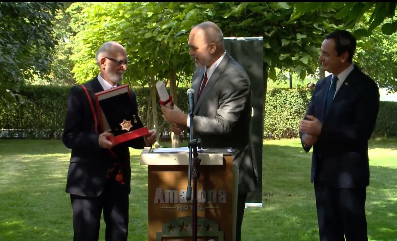 Rama nderon Akademikun Rexhep Qosja me ‘Yllin e Medaljes’: Zotni burrë e patriot i palëkundur