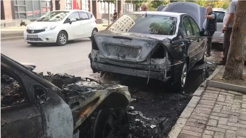    Iu vihet flaka dy makinave të parkuara në Elbasan (VIDEO)