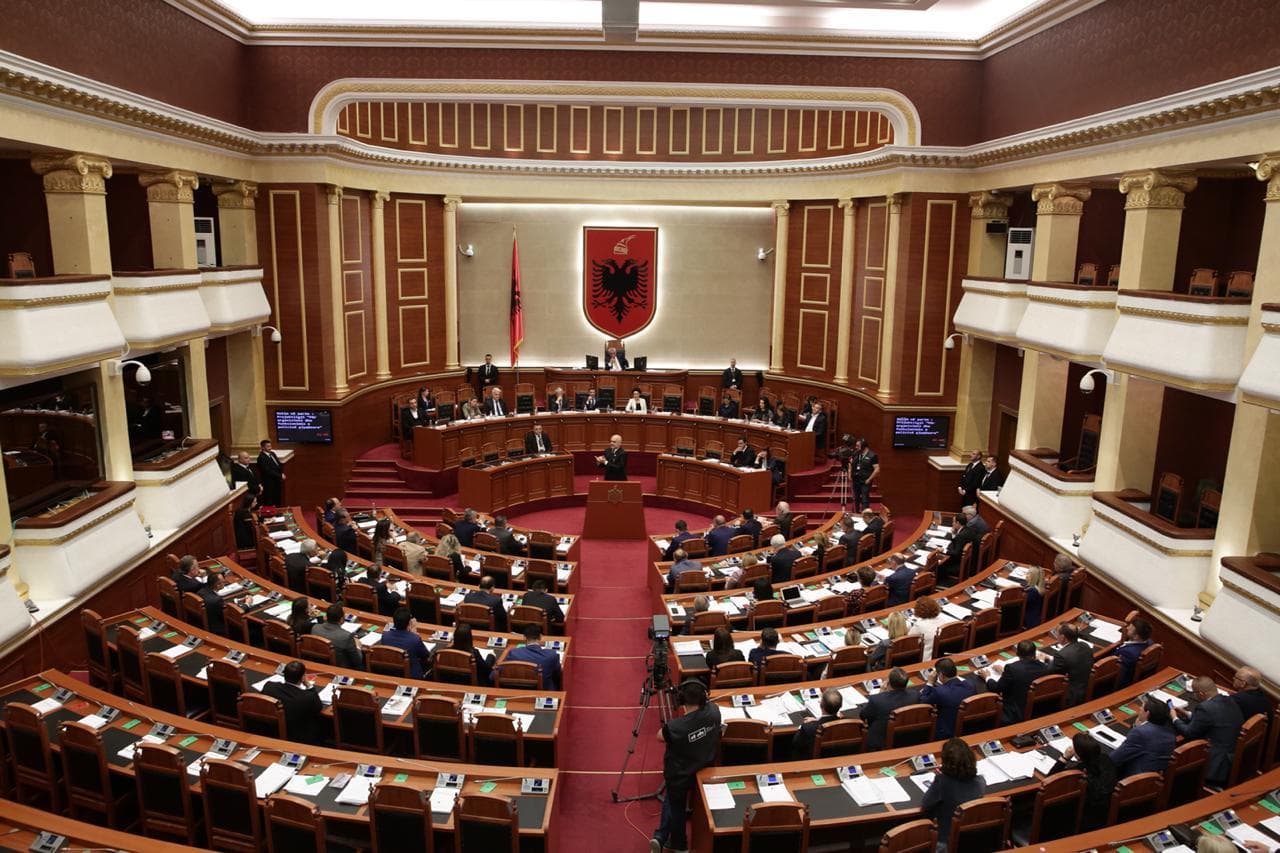 Mblidhen sot katër komisione parlamentare! Kuvendi i njoftoi online, PD: Do jemi në salla