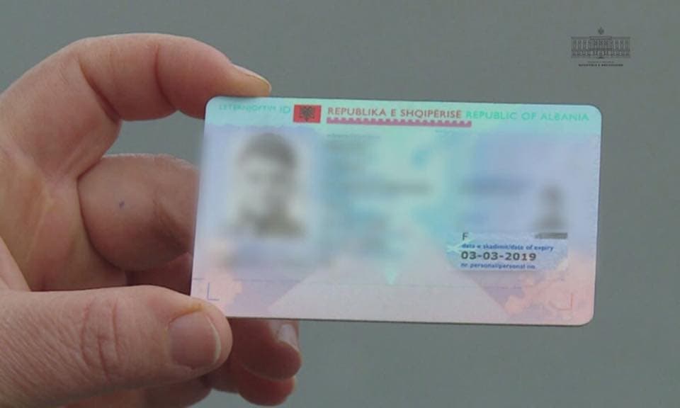 Vidhte kartat e identitetit të pacientëve dhe i përdorte për kredi, pranga infermieres dhe shitëses