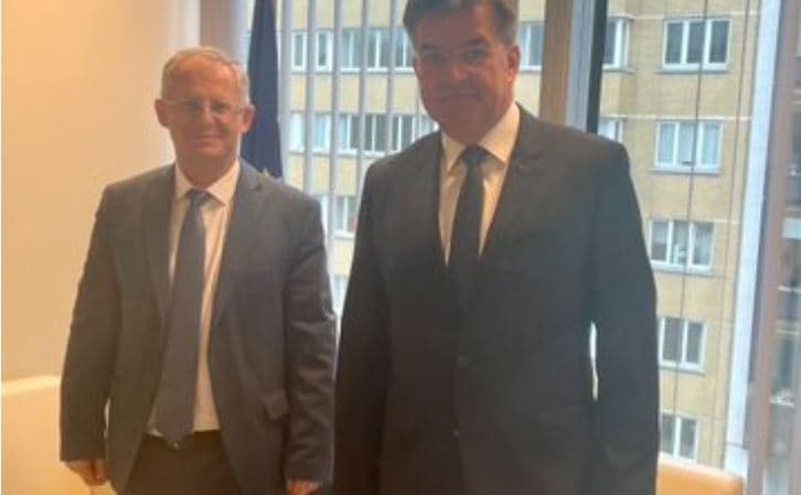 Situata e tensionuar në veri të Kosovës, Lajçak takon veç e veç Bislimin e Petkoviç