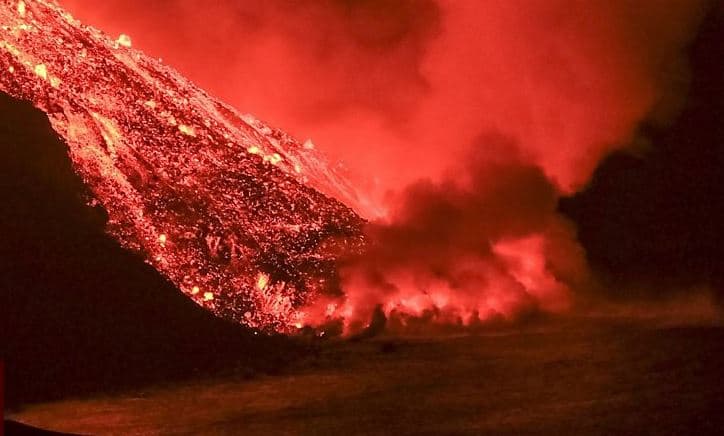 Llava e vullkanit La Palma arrin në oqean, frikë nga gazi toksik