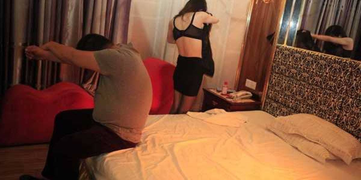 Goditet grupi i prostitucionit në Tiranë, në pranga pronari lokalit dhe klienti