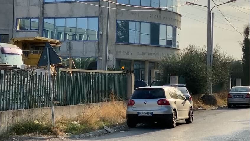 Video/ Grabitet një biznes në Fier, hajdutët marrin paratë dhe ikin