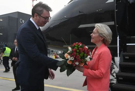 Von der Leyen mbërrin në Beograd, pritet me lule nga Vuçiç