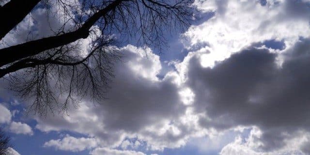 Vranësira dhe reshje shiu, si do të jenë temperaturat ditën e sotme