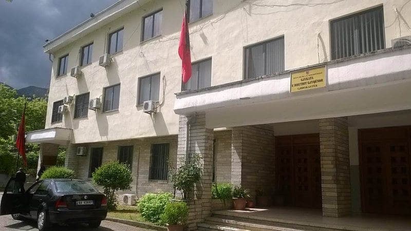Mashtroi qytetarin, dënohet biznesmeni Kristaq Kotro në Gjirokastër