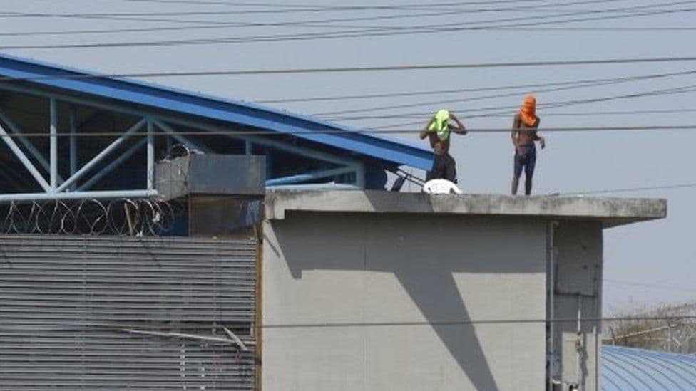 Përleshje e përgjakshme mes bandave në burg, 116 persona të vdekur
