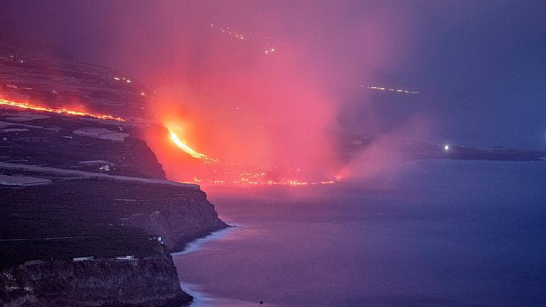 Lava e vullkanit La Palma që derdhet në det zgjeron ishullin spanjoll