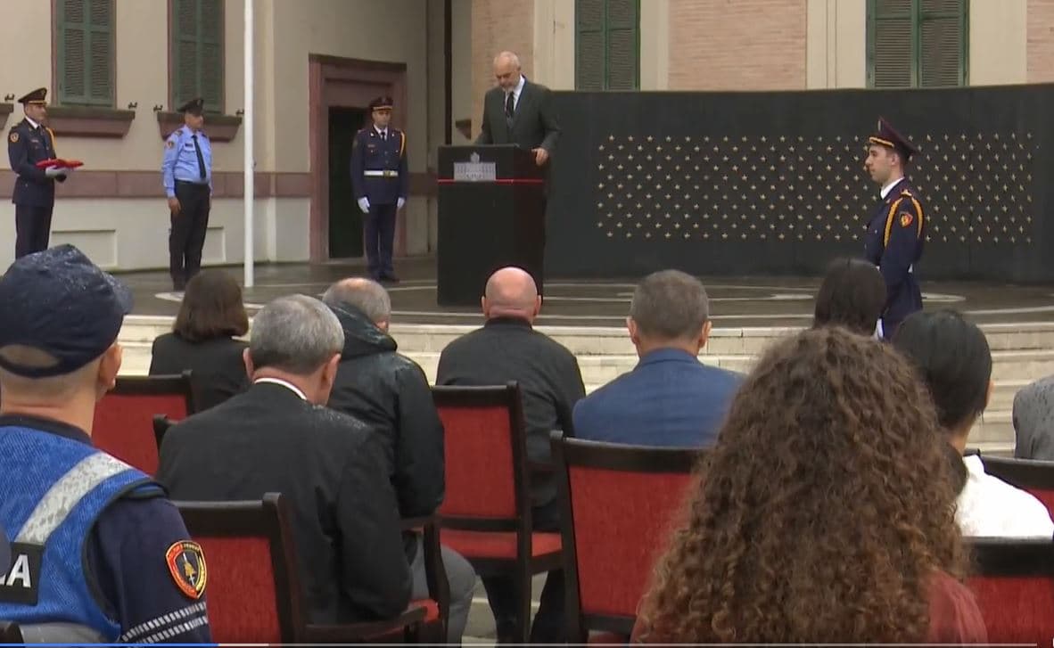 Ylli i Saimir Hoxhës vendoset në murin e Kujtesës, Rama: Fëmijët e tij s’do të jenë vetëm (VIDEO)