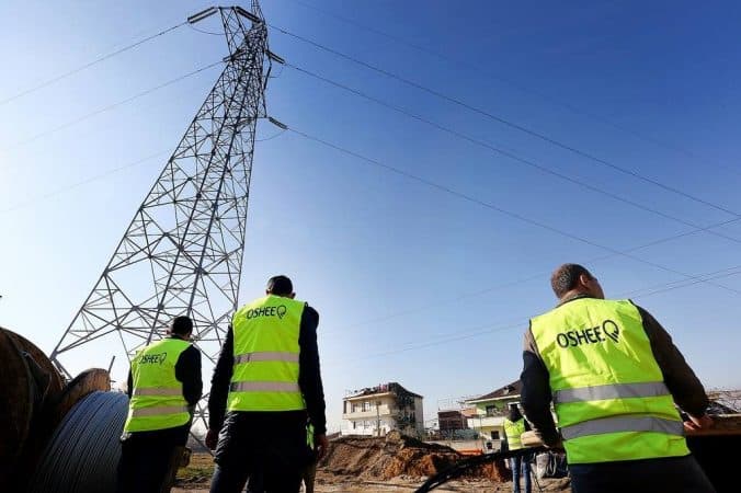 OSHEE blen energji me çmim rekord, frikë për kthimin e kufizimeve (VIDEO)
