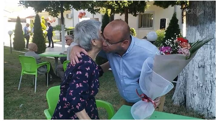 Historia prekëse e 31-vjeçarit, Ervis Vezi gjen nënën pas 20 vitesh (VIDEO)