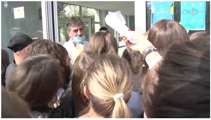 Kaos regjistrimesh te konviktet e Inxhinierisë, studentët: 8 orë në pritje dhe nuk na pranojnë (VIDEO)