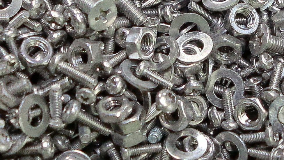 Mjekët nxjerrin një kilogram thonj, vida dhe thika nga stomaku i një burri