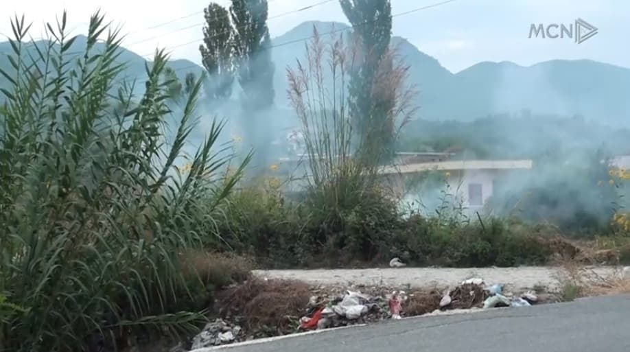 Fshati Zhejë në Kurbin mbulohet nga mbetjet, djegia ndot zonën (VIDEO)