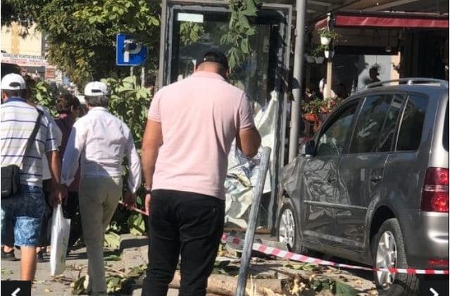 Humb kontrollin e makinës dhe del nga rruga, merr përpara dy këmbësor