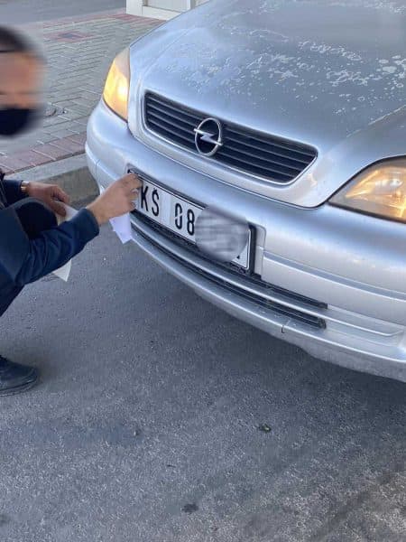 Marrëveshja e Brukselit/ Nga sot fillon mbulimi i targave të Kosovës dhe Serbisë me afishe ngjitëse (VIDEO)