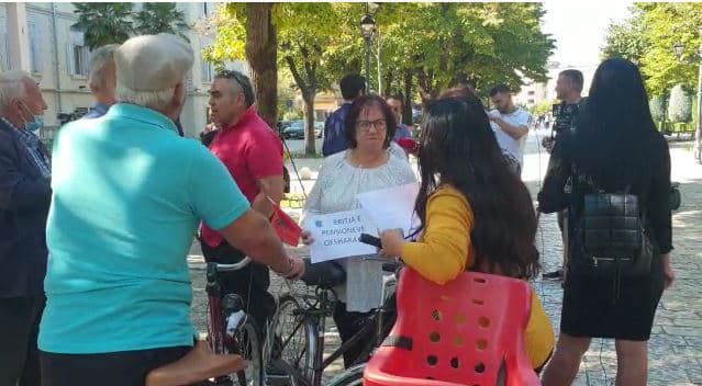 Protestë në Shkodër kundër rritjes së çmimeve, sindikatat: Pensionet janë qesharake