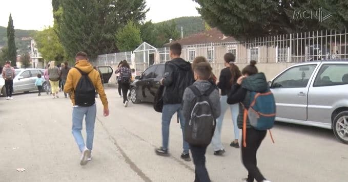 35 fëmijë në Zallherr pa shkollë, prindërit letër ministres (VIDEO)