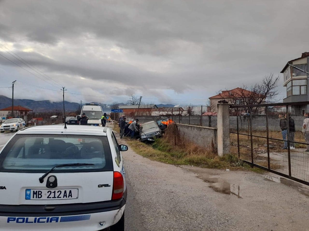 Makina del nga rruga në Pogradec, plagosen tre persona