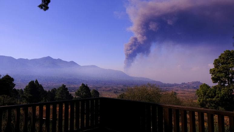 Vullkani La Palma, reja e hirit detyron mbylljen e aeroportit në ishullin spanjoll