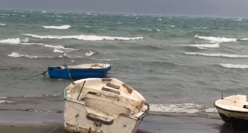 Moti i keq pezullon lundrimin e mjeteve të vogla detare dhe peshkimit në Vlorë