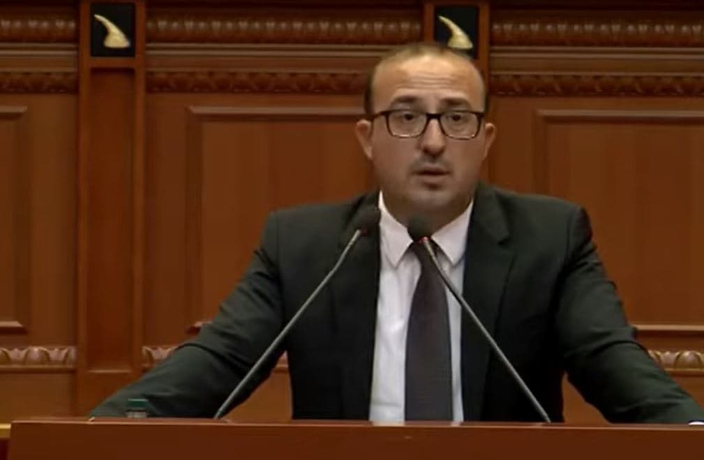 Korreshi: Në spitalin e Lushnjës bëhen vetëm synetlliqe, është mbushur me minj e mace