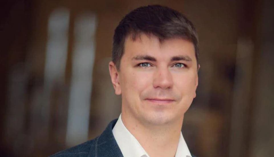 Deputeti në Ukrainë gjendet i pajetë brenda një taksie