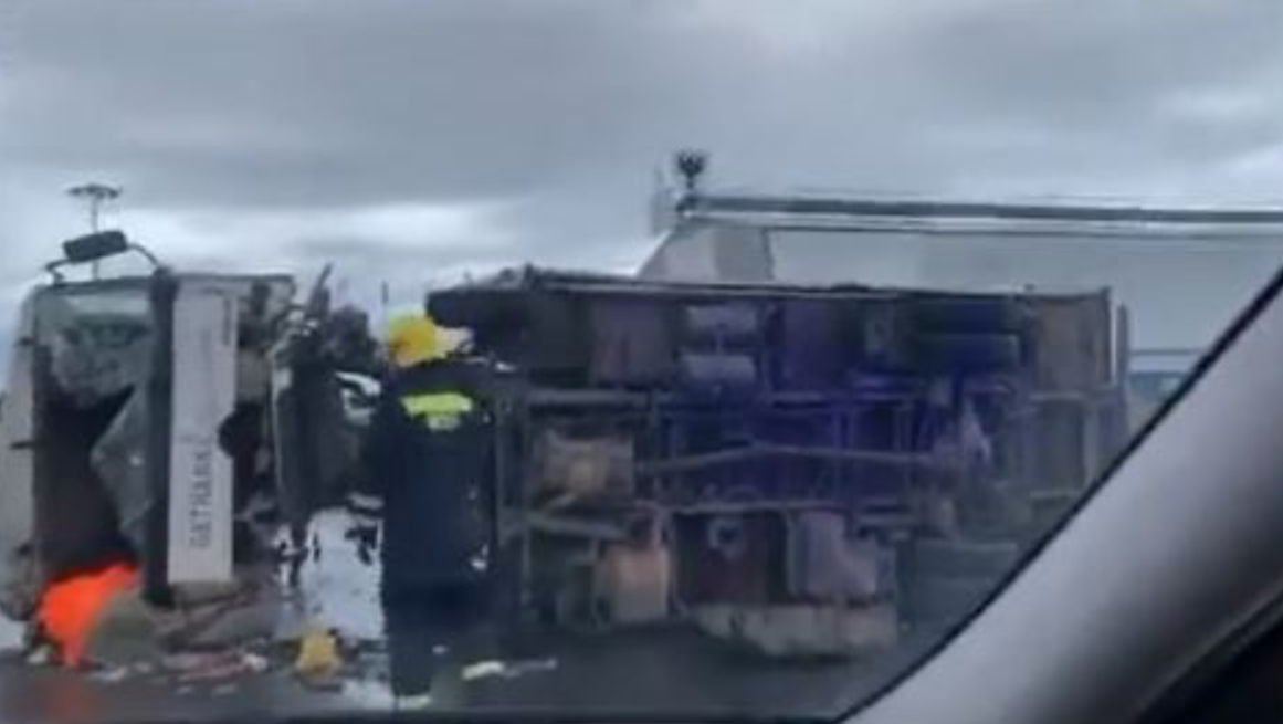 Përmbyset kamioni në autostradën Tiranë-Durrës
