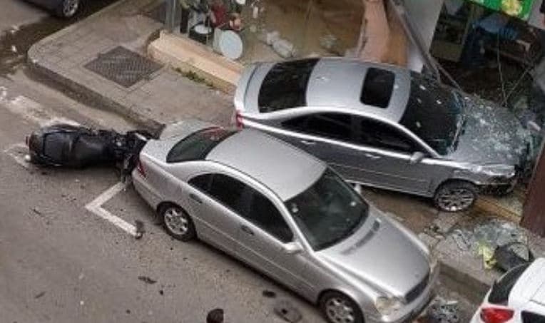    Humbi kontrollin e mjetit dhe futet në dyqan/ Policia kërkon 36-vjeçarin e arratisur