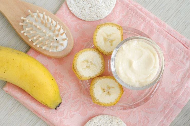 Tri maska të thjeshta me bazë banane për një lëkurë të butë dhe pastër