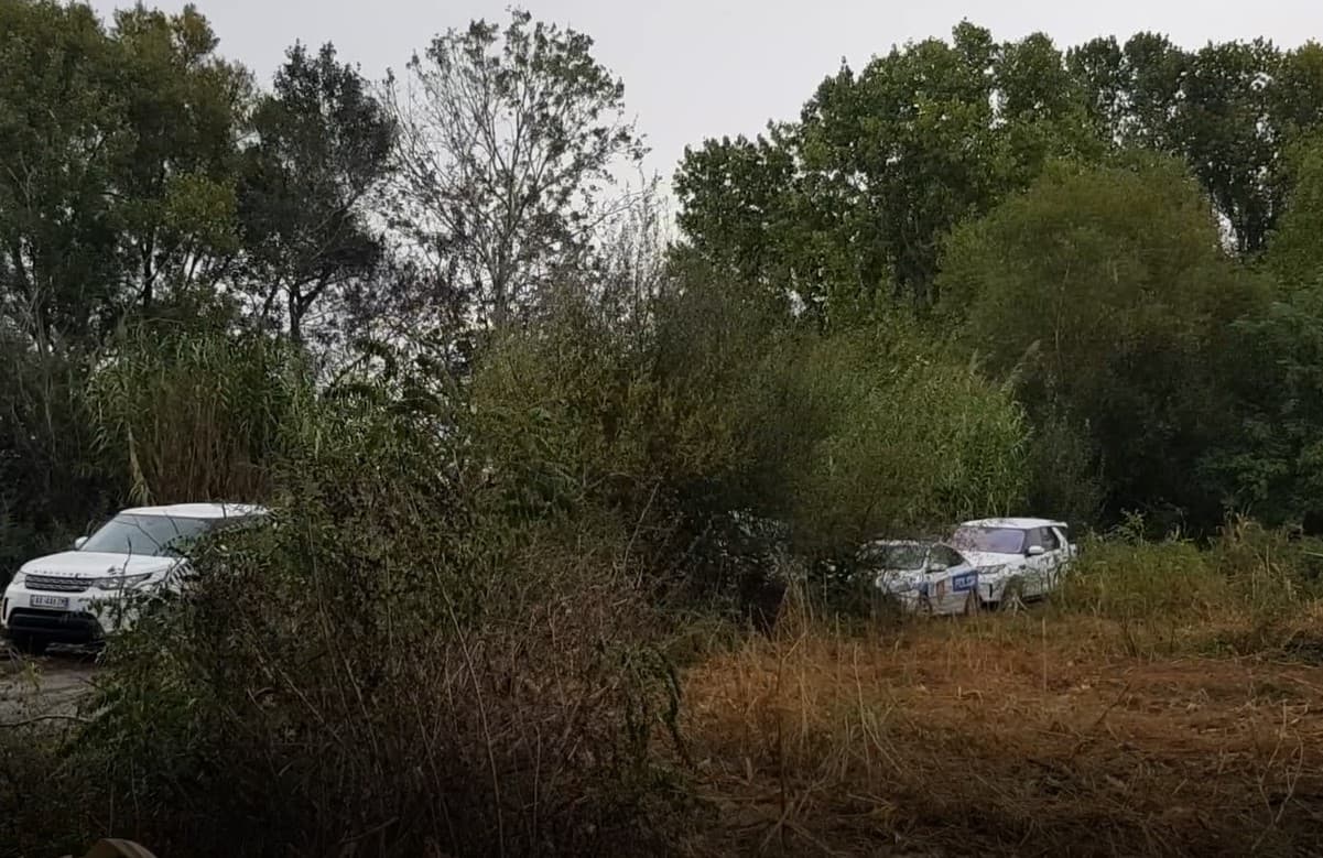 Inskenoi ngjarje të rreme pasi u vetëplagos me armë, në pranga 24-vjeçari dhe shoku i tij