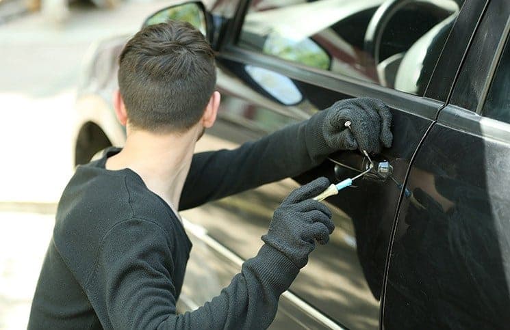 Në akuzë për 6 vjedhje, arrestohet 27-vjeçari, në kërkim bashkëpunëtori i tij