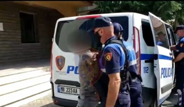 Transportonte emigrantë të paligjshëm, arrestohet 17-vjeçari në Tiranë