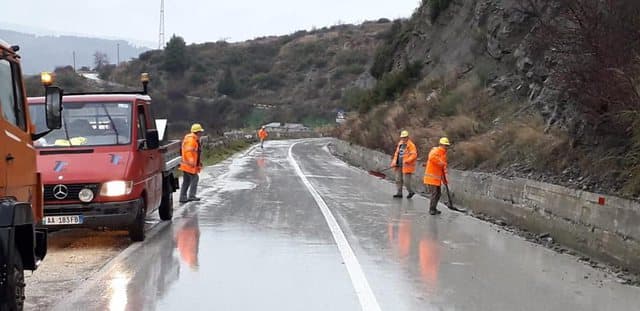 Rënie gurësh në disa akse rrugore/ ARRSH thirrje shoferëve: Bëni kujdes