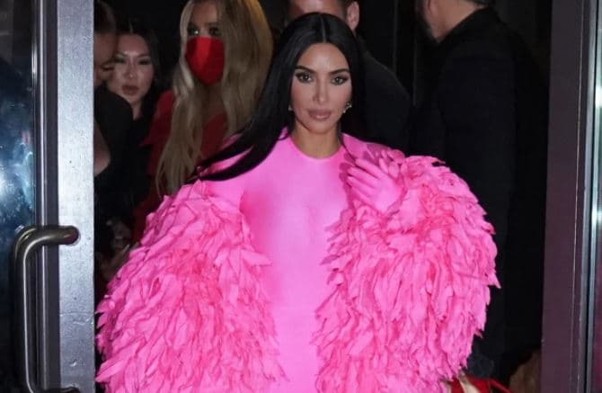 Kim mahnit me veshjen rozë në “Saturday Night Live” (FOTO)