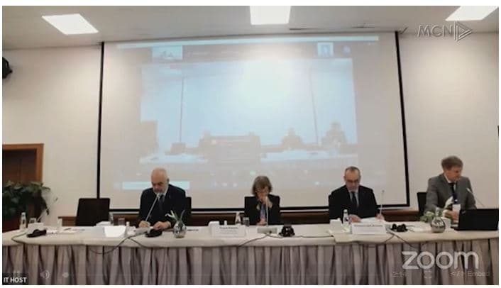 Gazetarët të ‘ndarë’ për mediat online (VIDEO)