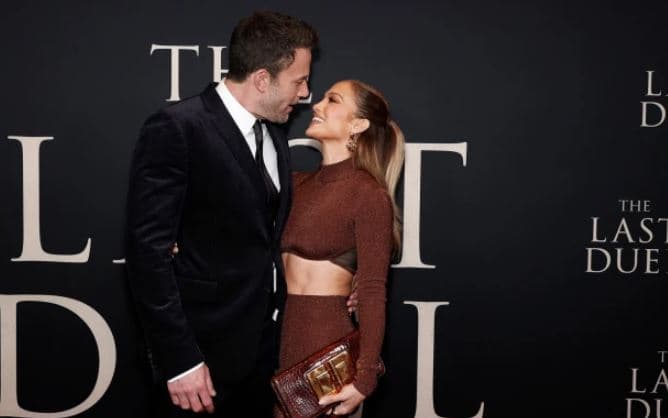 Jennifer Lopez shfaqet krah Ben Affleck në premierën e filmit “The Last Duel”