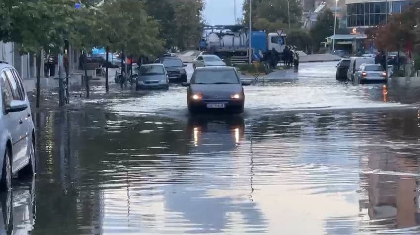    Reshjet e shiut në Vlorë shkaktojnë vështirësi në qarkullim