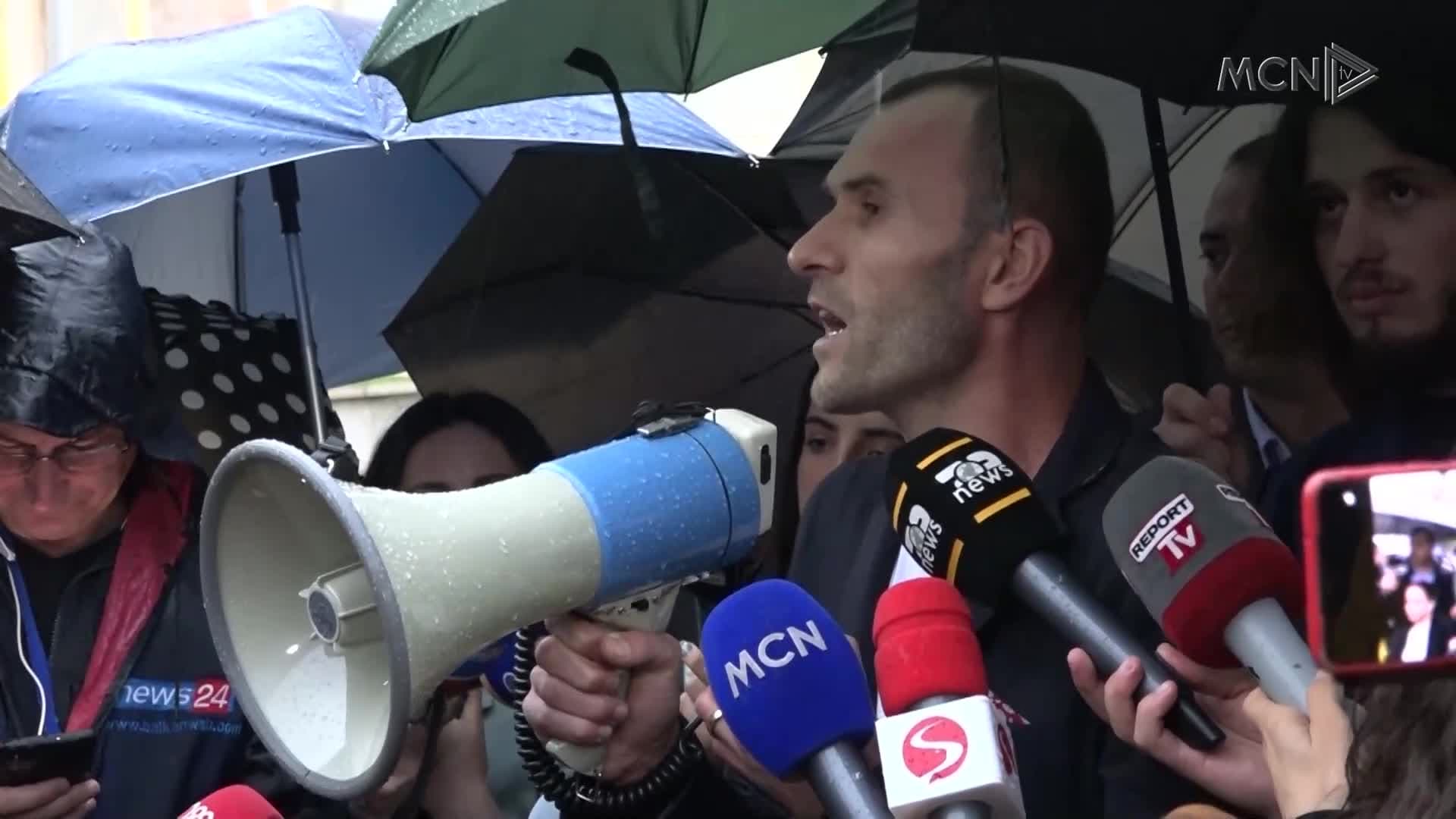 Protestë me tepsi e lugë para Kryeministrisë (VIDEO)