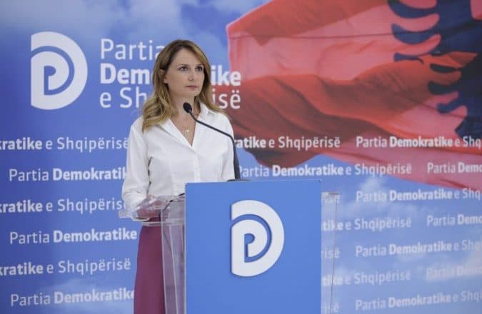   Treguesit e FMN/ Tabaku: Qeveria po varfëron qytetarët për të pasuruar klientët