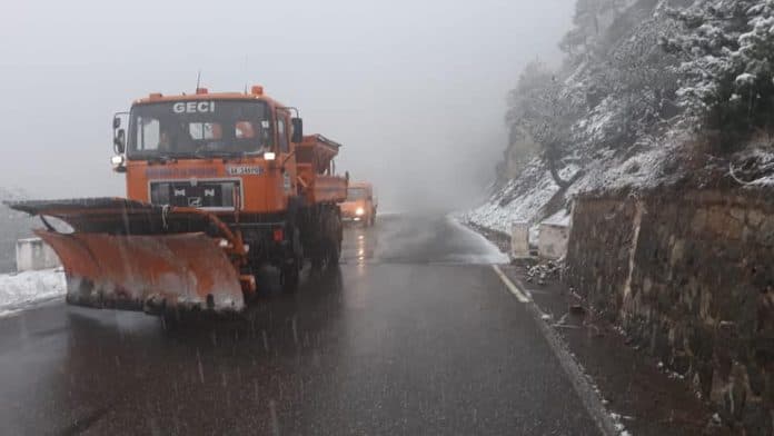Nisja e reshjeve të borës/ ARrSH: Gati plani për mirëmbajtjen dimërore të akseve rrugore
