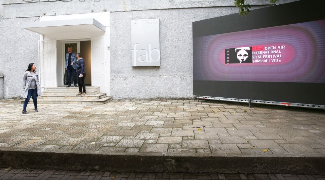     Festivali ndërkombëtar “Dea open air” në Tiranë vjen me 56 filma në datat 15-19 tetor