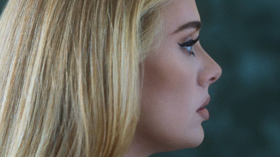 Adele rikthehet pas 6 vitesh mungesë, publikon këngën “Easy On Me”