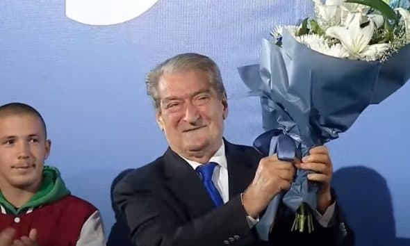 Demokratët këndojnë për ditëlindjen e Berishës/ Ish-kryeministri nga Korça: Nuk do ta harroj kurrë