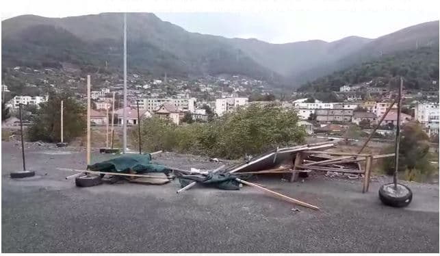 Borë në Dibër, erë dhe shi në Lezhë, krijohen vështirësi në qarkullim (VIDEO)