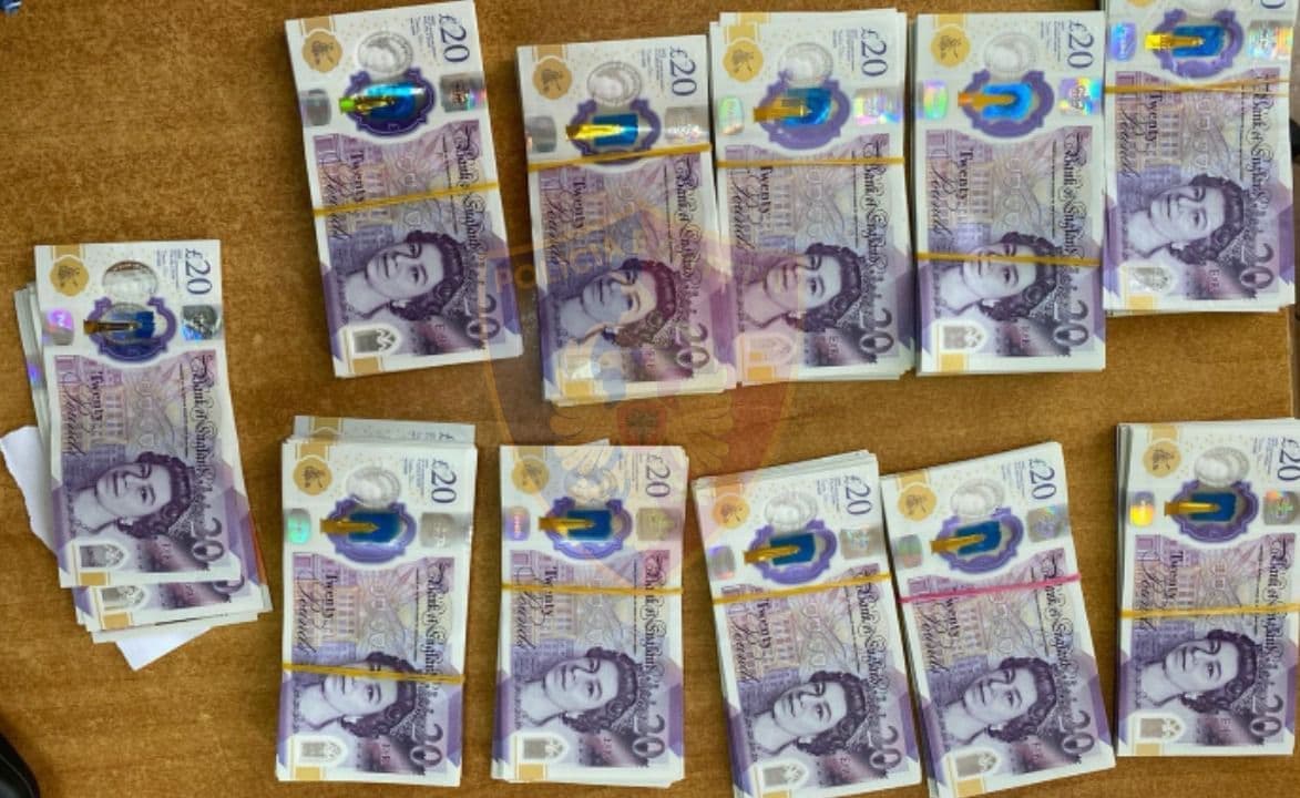 Çantën plot me paund të padeklaruara, në hetim 36-vjeçarja që vinte nga Londra