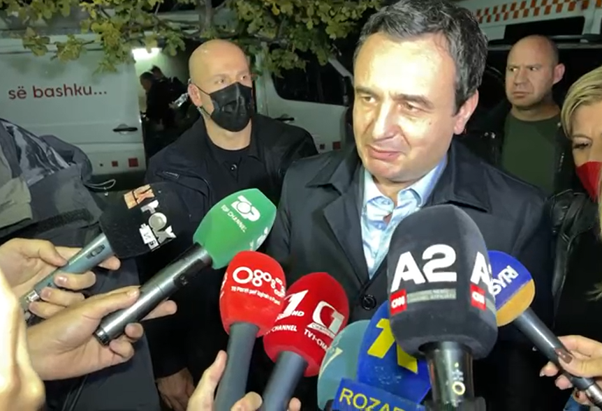 “Populli është përpara politikës”/ Albin Kurti ndjek ndeshjen e basketbollit në Shkodër